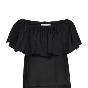 Svart offshoulder blus - Snygg svart offshoulder blus med volangdetaljer.  Nypris 699 och säljer för 499💕 helt oanvänd med prislappen kvar!
