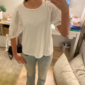 Vit blus med knytärmar - Vit blus från hm som inte säljs längre😊hör av er vid intresse