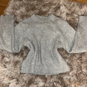 Grå stickad tröja från Monki - Säljer en mysig grå stickad tröja från Monki. Jag har använt den typ 5 gånger men är vi väldigt bra skick!! Storleken är xxs men passar även för xs och s💋Köpte den för 350kr men säljer för 150-200, priset kan diskuteras🥂💗💗