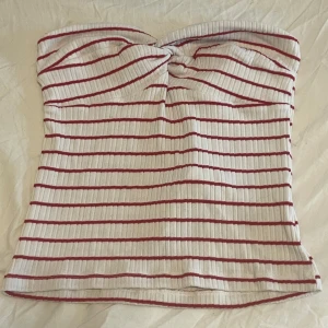 Randig tubtopp från NA-KD - Super snygg topp, säljer då M är för stort för mig, har den i mindre storlek och älskar den!! Helt ny med prislapp kvar 