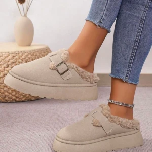 Nya Snygga skor  - Mysiga beige tofflor med pälsfoder och spänne. Helt nya oanvända!! Stel 38