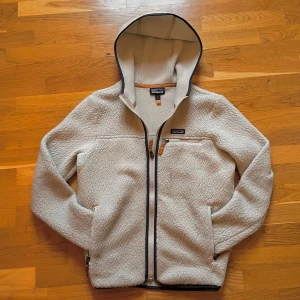 Fleece Patagonia - Säljer en snygg patagoniafleece då den inte kommer till så mycket användning, iprincip nyskick. Perfekt nu till våren. M men sitter som S                                        Ny 1800kr, pris kan diskuteras!