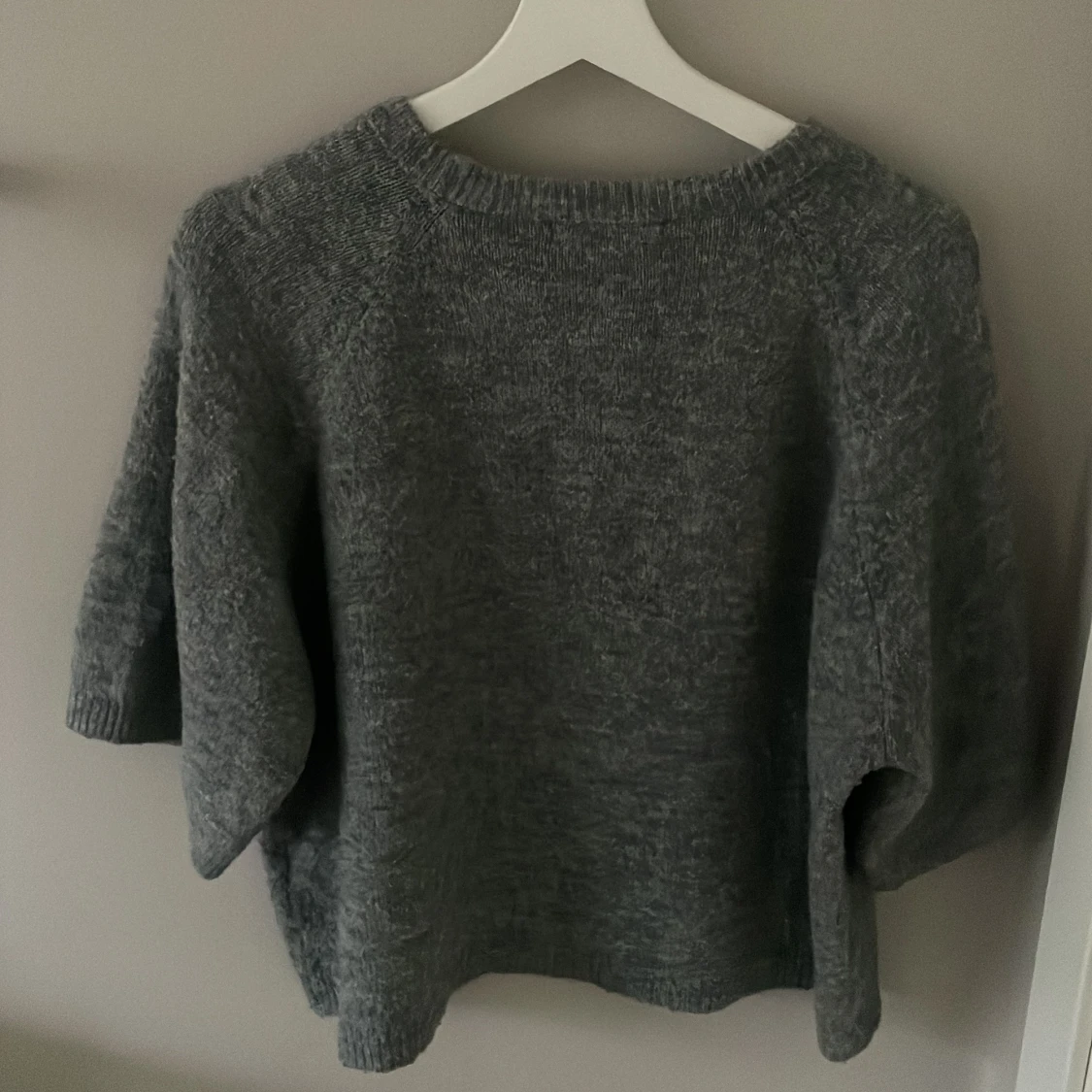 Grå stickad tröja - 2
