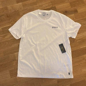 T-shirt | Polo Ralph Lauren - Säljer en klassisk vit t-shirt från Polo Ralph Lauren. Den är köpt från Ralph Laurens hemsida så Äktahetsbevis/kvitto finns tillgängligt. Nypris: 700kr. Säljer den då jag redan har en. QR koden funkar såklart