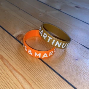 Två Marcus & Martinus armband - Två Marcus & Martinus armband i silikon. Två armband från the fall collection. Perfekta för att lägga till en färgklick till din outfit.