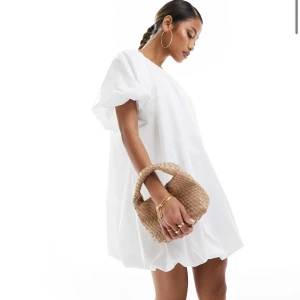 Vit kortklänning med puffärmar - Säljer denna stilrena vita kortklänning med puffiga kortärmar. Klänningen passar perfekt till student eller sommarn! Säljer då jag inte han skicka tillbaka den. Slutsåld på Asos hemsida, nypris 450kr!