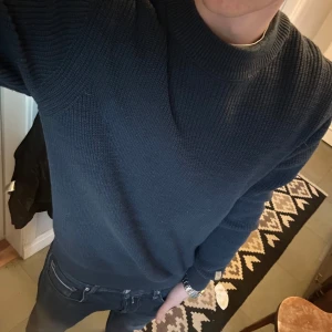 Mörkblå stickad tröja i bomull - Säljer en stilren mörkblå stickad tröja i 100% bomull. Tröjan har en klassisk rund hals och långa ärmar, perfekt för en avslappnad look. Tillverkad i Estland. Skick 9/10 bara skriva vid funderingar 