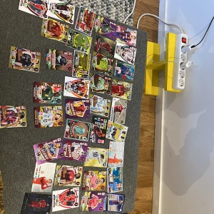 Samling av fotbollskort - En samling av olika fotbollskort med spelare i olika lag och positioner. Kortens design varierar med färgglada bakgrunder och olika teman som 'Legend', 'Rookie' och 'Limited Edition'. Perfekt för samlare eller fotbollsfans som vill utöka sin kollektion.