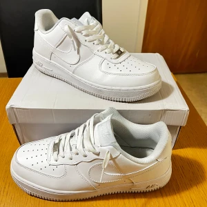 Nike Airforce 1 Skor - Säljer dessa Skor då det ej kommer till användning. Storlek 43 Dom är bara använda på gymmet/paddeln därav missfärgning ( se bild 4-5)  Mvh Ludde