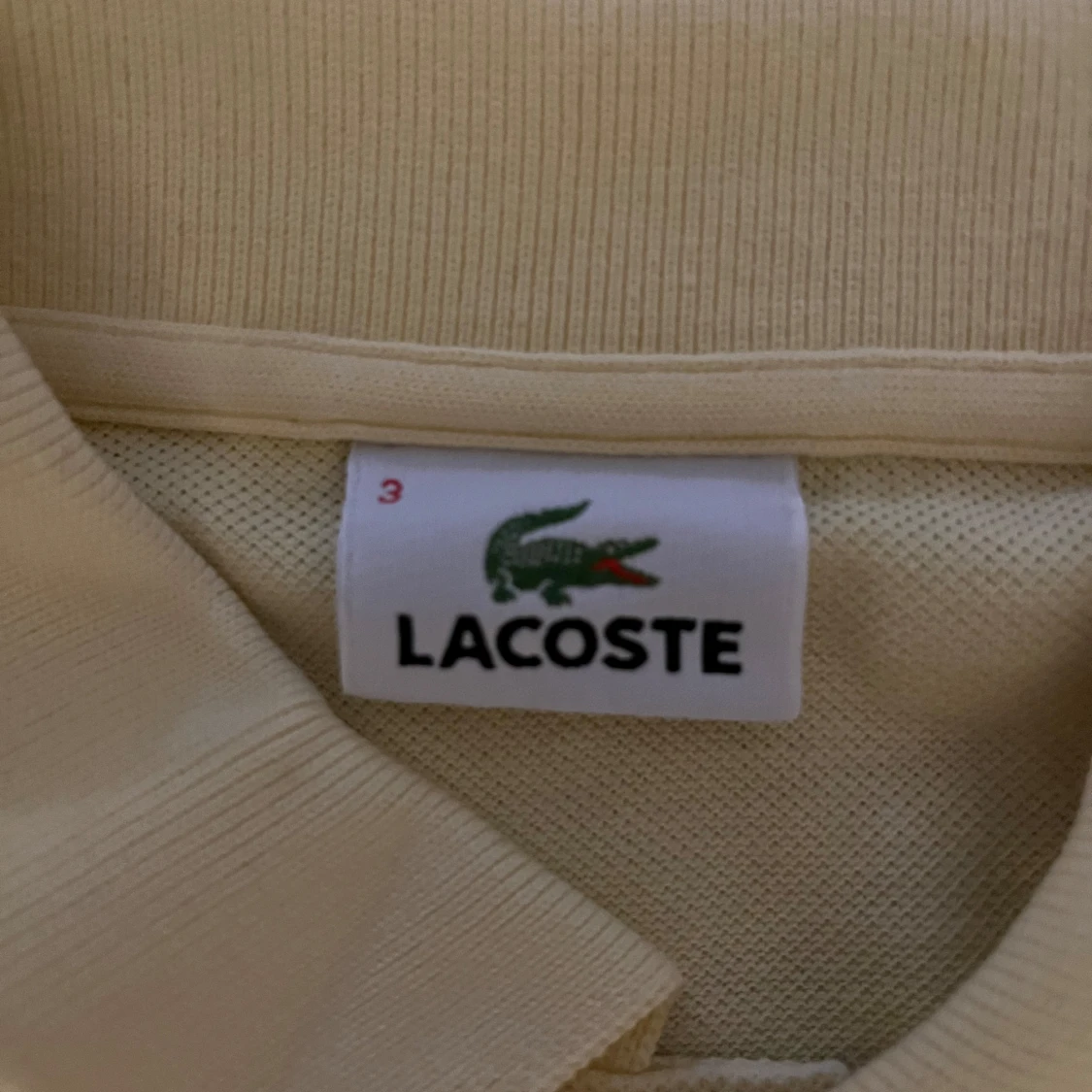 Gul pikétröja från Lacoste - 1