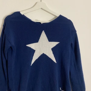 Blå bondelid stjärn tröja  - Blå stjärn tröja från märket bondelid. Använt några gånger men inte längre. Köpte för ca 100 kr men säljer för 70 kr men pris kan diskuteras 