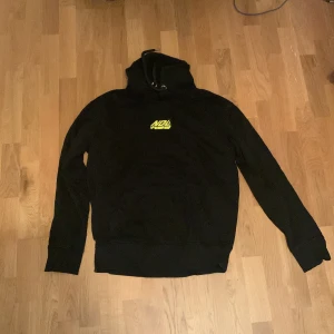 Hoodie från Niko Omilanas merch - Säljer en svart NDL hoodie som är köpt från youtubern Niko Omiland. Hoodien är i strl L och är knappt använd. Hör av er till mig om ni har några frågor