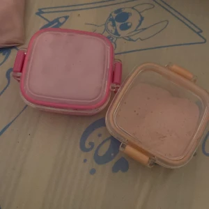 2 Rosa slime  i fyrkantig förpackning - Säljer 2 rosa slime  i en fyrkantig förpackning med genomskinligt lock och rosa detaljer. Perfekt om man gillar att hålla på med slime under dagen. Lätt att ta med i väskan.
