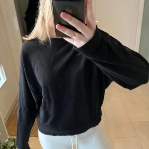 Svart långärmad tröja - Säljer en stilren svart långärmad tröja i storlek xs🥰