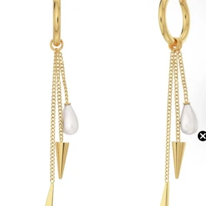 Guldörhängen med kedjor och pärlor - Eleganta guldörhängen med långa kedjor och vita pärlor. Designen inkluderar en spetsig gulddetalj som hänger nedanför pärlan, vilket ger en modern och stilren look.