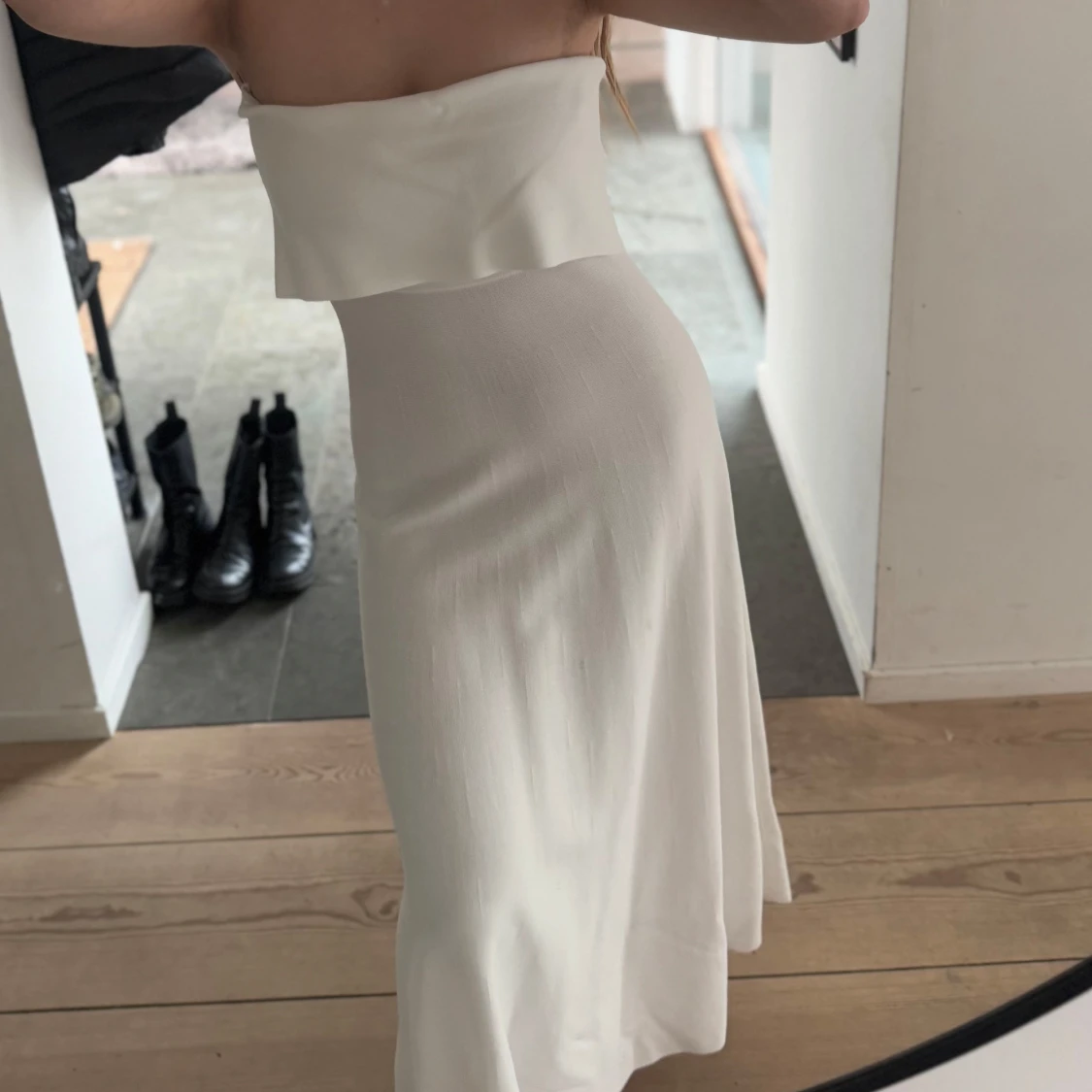 Vacker vit axelbandslös klänning - 2