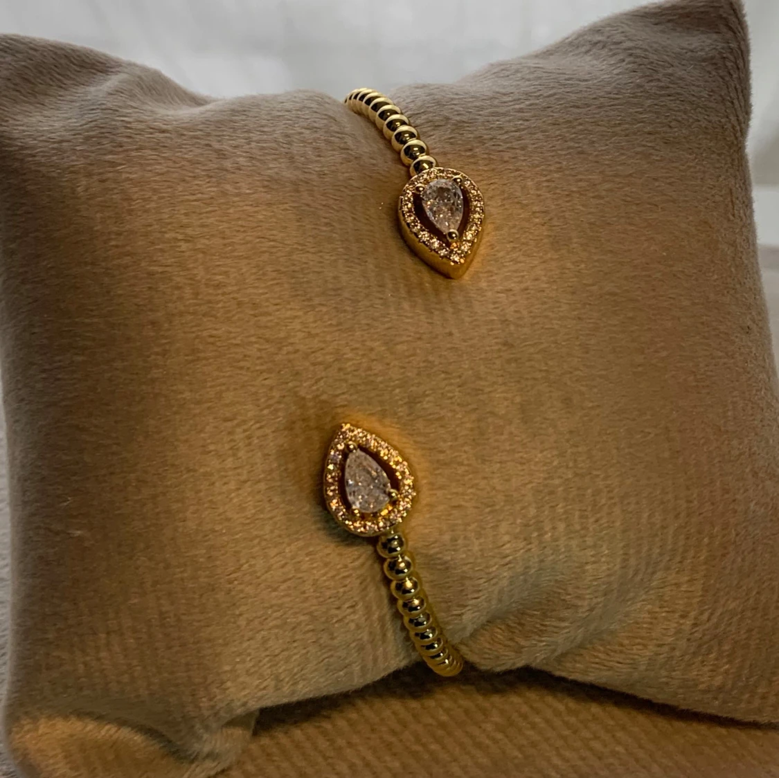 Guldpläterat armband med droppformade detaljer