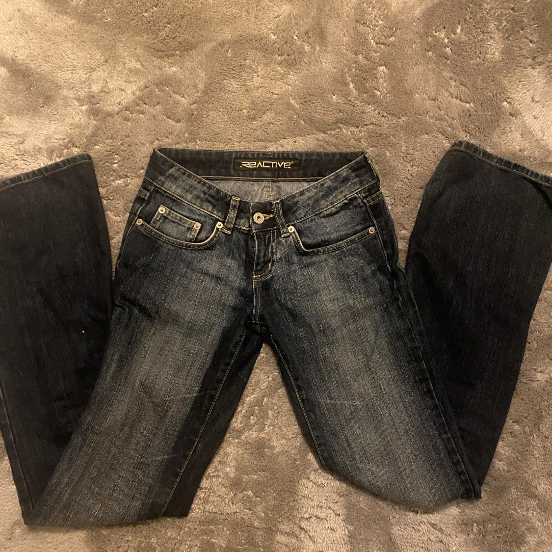 Low waist bootcut jeans från Reactive 