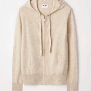 Soft Goat hoodie - Säljer min älskade soft goat hoodie i färgen sand, då den inte längre kommer till användning. Den har hål i muddarna som jag sytt ihop men det är verkligen inget som märks. I övrigt i väldigt fint skick! Perfekt tröja för alla säsonger!!!🩷pris kan diskuteras!