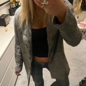 Grå kavaj - snygg kappa/kavaj! perfekt som vardagsjcka eller till utgång💕