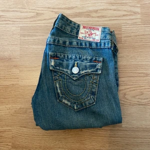 True Religion Jeans Bootcut Flare  - !skicka bud för snabb affär! Fina true religion jeans, storlek 26 i mycket bra skick.                                    Mått: Midja 36 cm Ytterben 103 cm Innerben 83 cm Ben öppning 24 cm