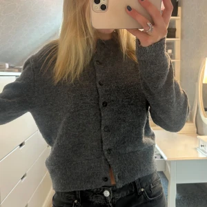 Stickad kofta grå - Säljer denna stickade kofta från hm