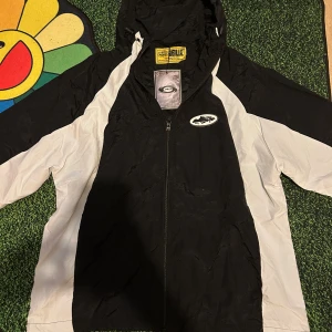 Svart & vit vindjacka  Corteiz - Helt ny och oanvänd, säljer för att den var för stor på mig 