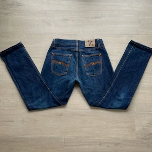 Nudie Jeans (Selvage) - Säljer ett par sinnessjukt snygga jeans från Nudie! Jeansen är ovanliga och svåra att få tag på. De är väldigt exklusiva då de är tillverkade av selvage denim. Materialet skapar en unik färg och karaktär över tid. Skick, 9/10! Storlek 30/34, men sitter som 30/32. Nypris: 3500 kr