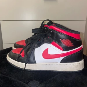 Nike air Jordan - Endast använda ett fåtal gånger, säljer pågrund av att de va för små för mig❤️  Nypris ca 1500