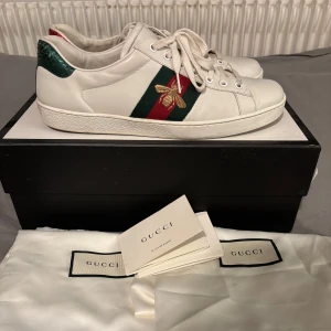 Gucci ace  - Gucci ace  Size 9,5 (43-44)  8/10(liten defekt på skosnöret)   Pris 2449 Vid frågor och funderingar är det bara höra av sig 🙌