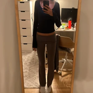 Mörkblå långärmad topp från Gina Tricot - Snygg och stilren mörkblå långärmad tröja använd 1 gång anledning kommer inte till användning 