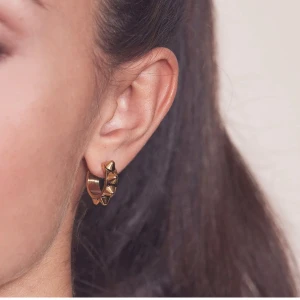 Guldörhängen med nitar - Snygga guldörhängen med nitar från Edblad. Knappt använd de. Säljer de för har ändrat min stil. PRIS KAN DISKUTERAS!!!