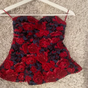 Blommig topp utan ärmar - Jättesöt topp utan ärmar, knappt använd!💓