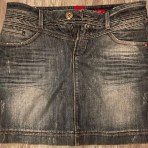 Low waist jeanskjol - Lågmidjad jeanskjol från vero moda, den har snygga slitningar och ursnygga fickor❤️de passar s/m. 