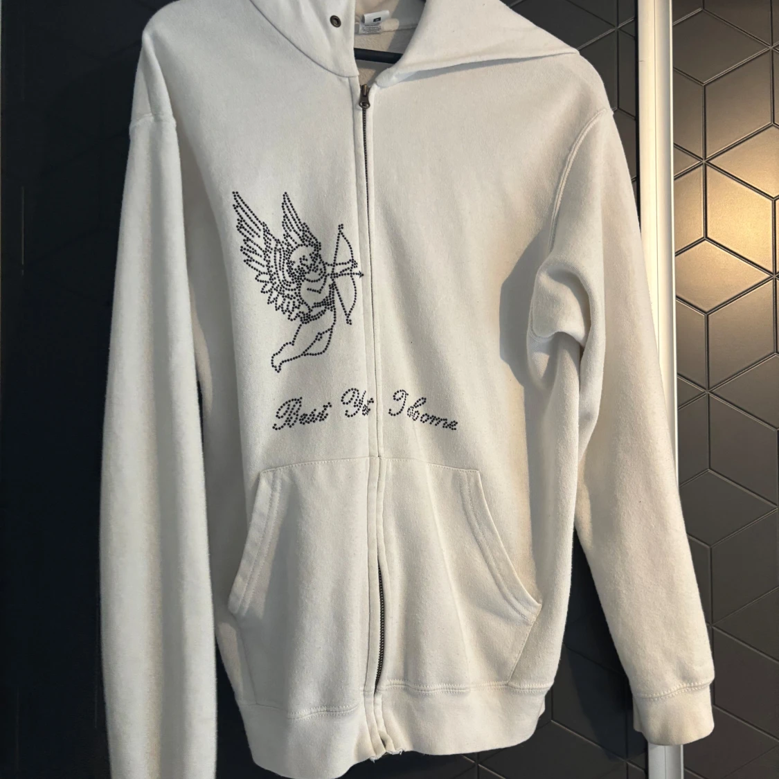 Vit hoodie med ängelmotiv