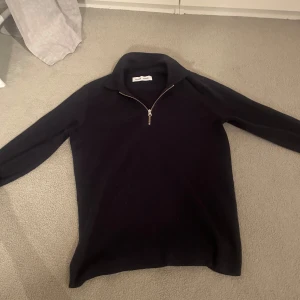 Svart tröja med dragkedja från Samsøe Samsøe - Snygg svart tröja från Samsøe Samsøe med dragkedja vid halsen. Perfekt för en stilren look. Tröjan har långa ärmar och en enkel design som passar till många tillfällen. Helt ny använd 1-3 gngr Ny pris 1300