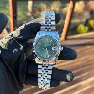 Seiko mod Olive Roman 40 mm - Nu är denna Seiko roman dial moden färdigbyggd och till salu. (Alltså en custom made). Klockan har Seikos automatiska NH35A driv-verk. Glaset är av safir vilket inte repas. Diametern är tillgänglig i antigen 40 eller 36 mm. Klocklådan ingår. Övriga frågor? DM!