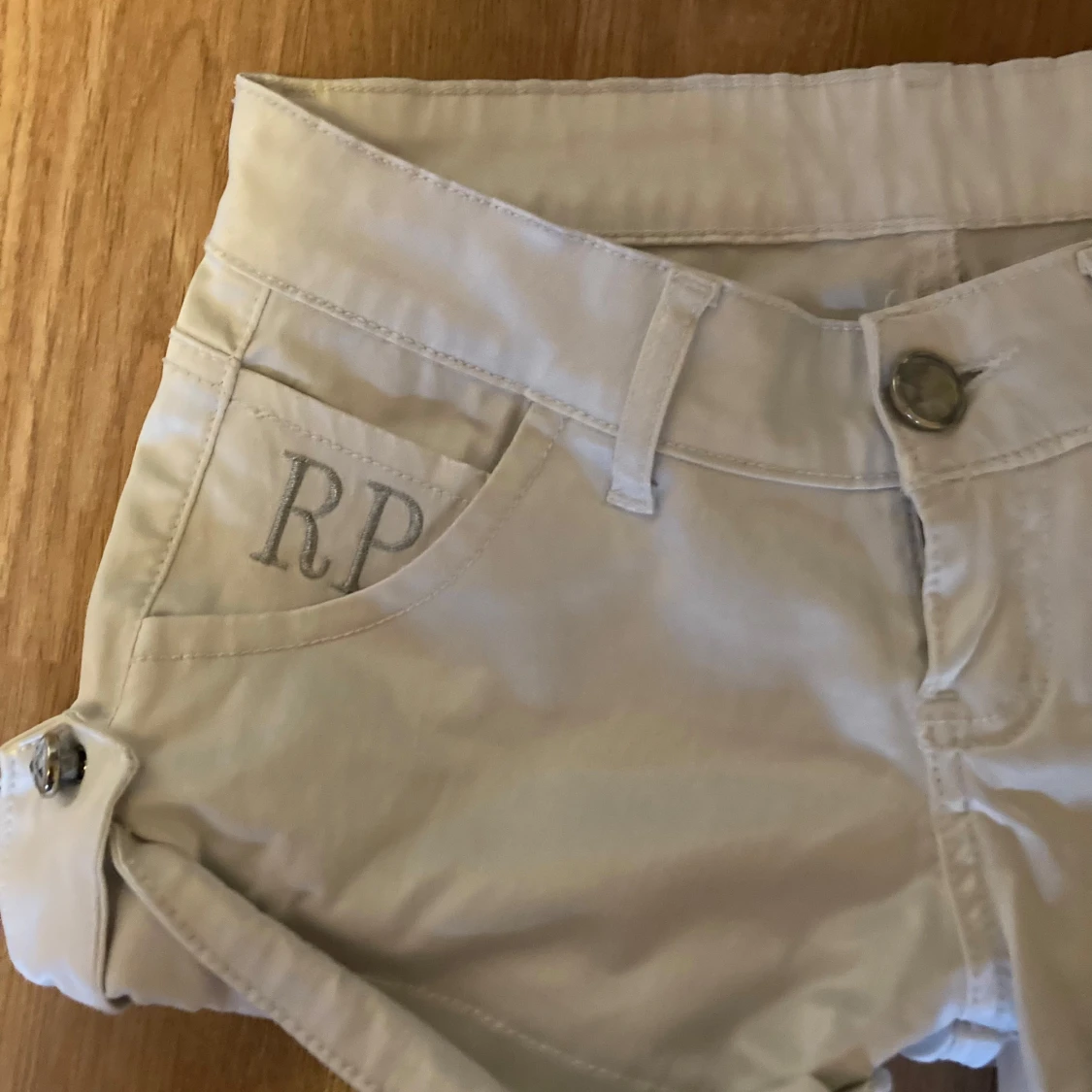 Vita shorts från RP Jeans - 2