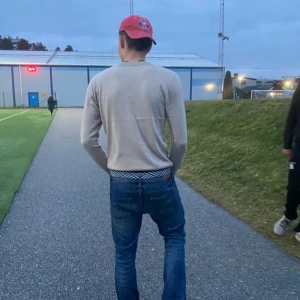 Beige kashmir tröja  - Säljer en stilren beige kashmir tröja med rund hals och långa ärmar. Perfekt för en avslappnad look. Passar bra till jeans eller chinos.