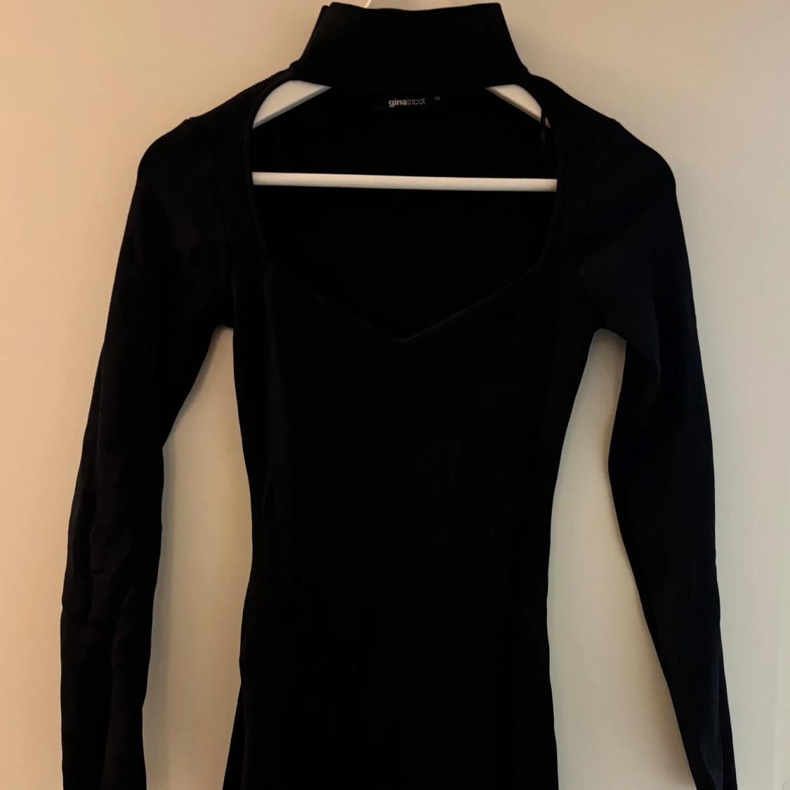 Svart klänning med öppen byst - 2