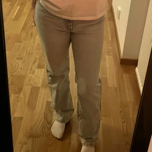 Ljusblåa raka jeans  - Raka jeans från Mango tror jag, lappen tyvärr inte kvar. Ser gråa ut i ljuset men är ljus blåa. Aldrig använd, skriv för fler bilder 💕
