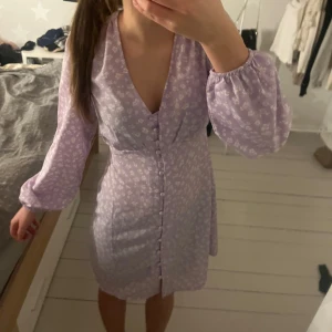 Ljuslila klänning  - Säljer denna jätte fina ljuslila blommig klänningen💕köpte för typ 2 år sedan men använt 5-6 gånger, den är i bra skick💕säljer pågrund av att den inte kommer till användning längre💕