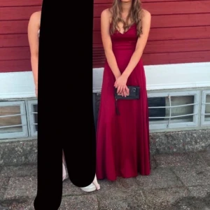 Vinröd balklänning - Vinröd balklänning från Nelly. Använt 1 gång nypris 1199kr❤️ Den är lite uppsydd (syns inte) Jag är 164 och hade små klackar och den passa mej i längden❤️Storlek xxs men sitter som en xs/s