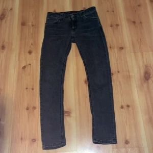 gråa nudie jeans -  gråa nudie jeans med slim passform. 9,5/10 skick.