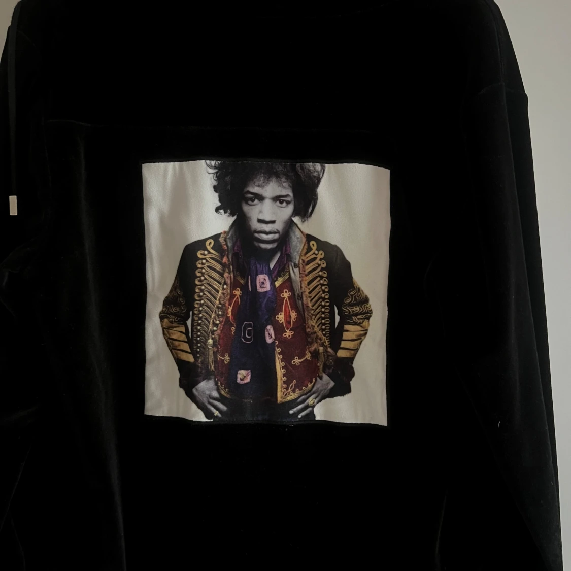 Svart hoodie från Limitato - 2