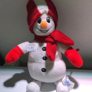 snögubben Valle från Sälen Ski Star - En söt röd och vit  snögubbe. Ett lagom stort gosedjur eller maskot ca 25-30 cm 