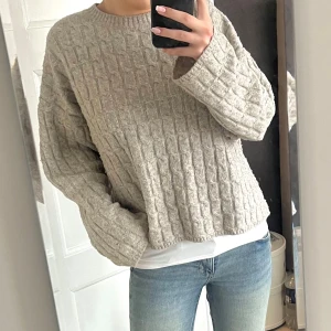 Beige stickad tröja - Säljer en mysig beige stickad tröja med kabelstickat mönster! Mycket bra skick utan defekter! 