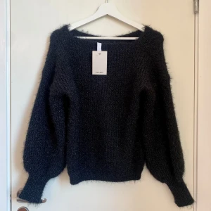 Stickad tröja  - Mysig fluffig tröja i stl S/M som är i helt nytt skick🌸