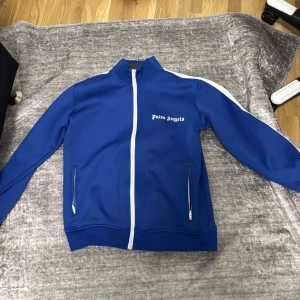 Blå palm angels tröja - Säljer en snygg blå Palm Angels tröja till ett bra pris. Perfekt för sommaren som närmar sig ☀️☀️🌞🌞🍉🍉