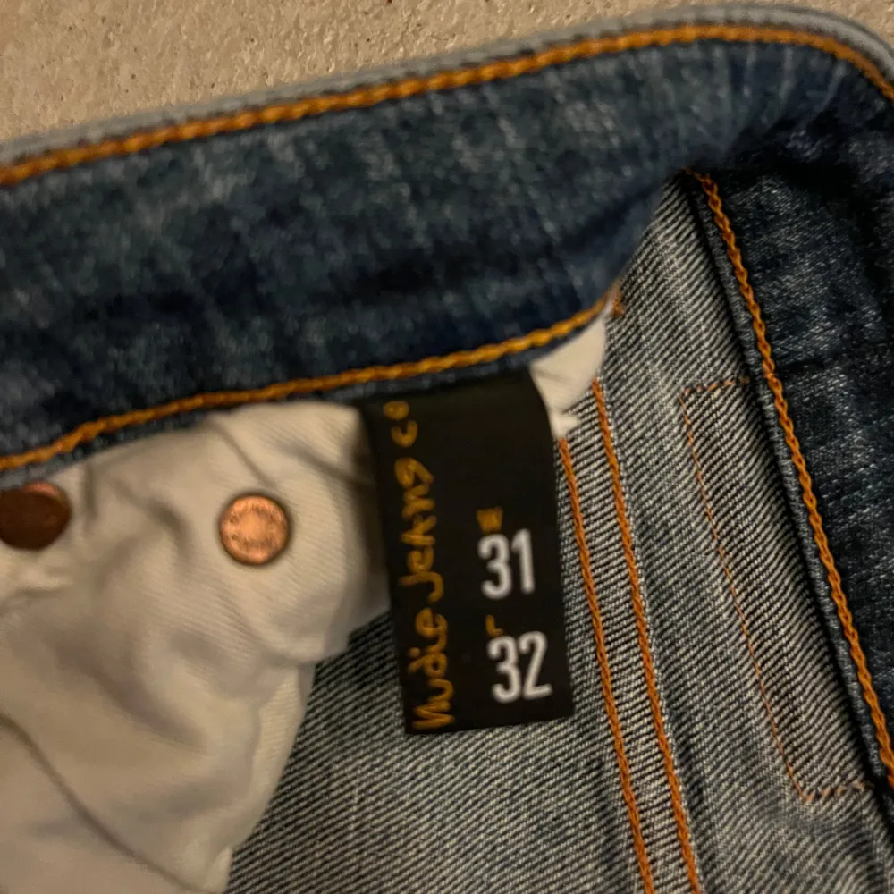 Modell: Skinny Lin | skick: 8/10 | skavank: se bild 2 | storlek: 31”32 | nypris: 1600kr | vårat pris: 375 | skriv vid fundering✅. Farkut & Housut.